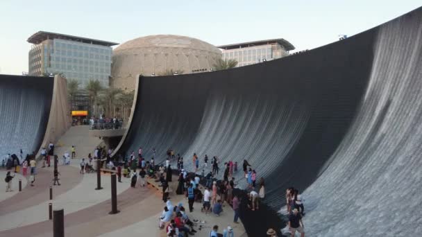 Ντουμπάι, Ηνωμένα Αραβικά Εμιράτα - 28 Νοεμβρίου 2021: Το νερό στο Expo 2020 στο Ντουμπάι, οι τουρίστες απολαμβάνουν μαγευτικό καταρράκτη — Αρχείο Βίντεο