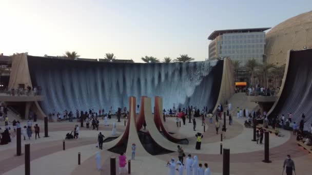 Dubaï, Émirats arabes unis - 28 novembre 2021 : L'eau à l'Expo 2020 à Dubaï, les touristes profitent d'une cascade majestueuse — Video