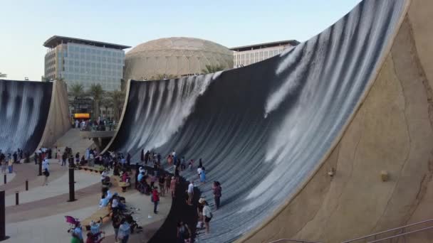 Dubai, Emiratos Árabes Unidos - 28 de noviembre de 2021: La fuente de agua en la Expo 2020 en Dubai, los turistas disfrutan de una majestuosa cascada — Vídeos de Stock