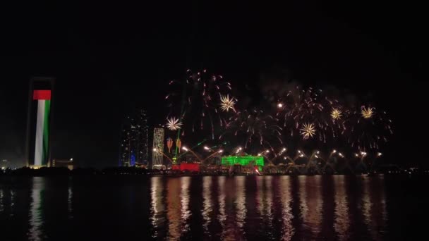 Abu Dhabi, Förenade Arabemiraten - 2 december 2021: Fyrverkerier som lyser upp himlen som en del av 50-årsjubileet av Förenade Arabemiratens nationaldag i Abu Dhabi — Stockvideo
