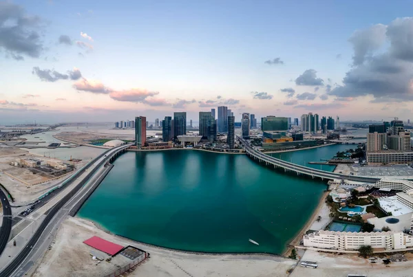 Vista aerea sull'isola di Al Reem ad Abu Dhabi al tramonto Foto Stock