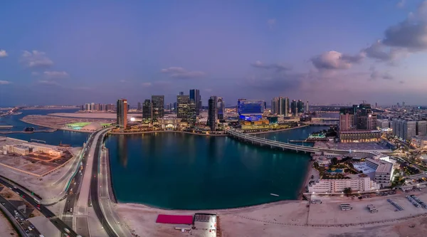 Вид с воздуха на остров Аль Рим в Абу-Даби в голубой час — стоковое фото