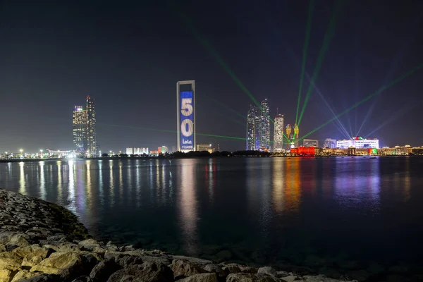Абу-Даби, ОАЭ - 2 декабря 2021 года: Городской пейзаж Абу-Даби зажгся для празднования 50-летия Национального дня ОАЭ — стоковое фото