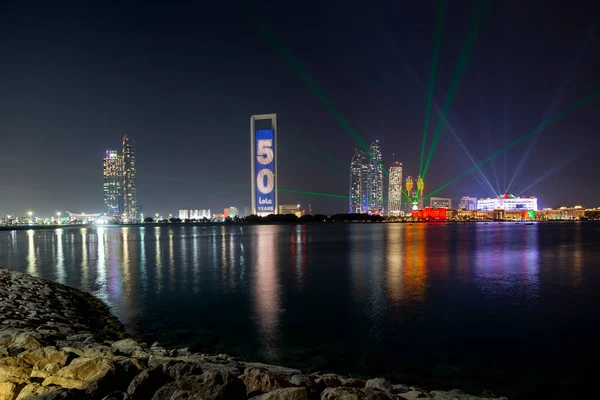 Abu Dabi, BAE - 2 Aralık 2021: Abu Dabi şehri 50. Altın Jübile bayramı kutlamaları için aydınlandı