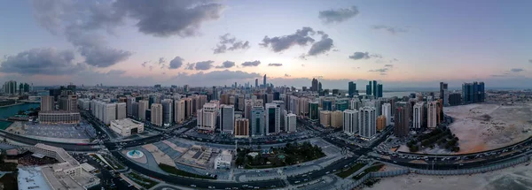 Вид с воздуха на остров Аль Рим в Абу-Даби на закате — стоковое фото
