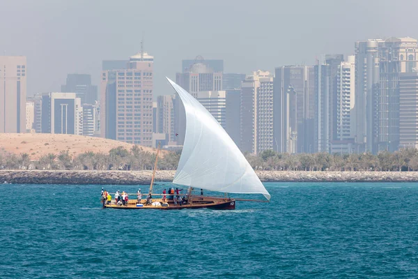 Abu Dhabi, Emirados Árabes Unidos - 17 de março de 2013: Tradicional corrida de vela dhow em Abu Dhabi. 60 pés. — Fotografia de Stock