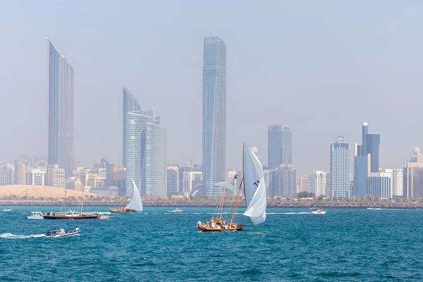 Abu Dhabi, Emirados Árabes Unidos - 17 de março de 2013: Tradicional corrida de vela dhow em Abu Dhabi. 60 pés. — Fotografia de Stock