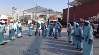 Dubai, BAE - 3 Mart 2022: Expo2020 'de Emirati karşılama dansı. Sun Plaza 'da enerji dolu otantik performans.