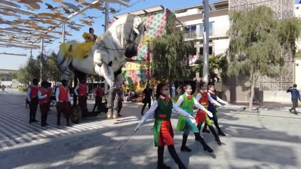 ドバイ、 UAE - 2022年3月3日:ドバイのExpo 2020での毎日のパレード — ストック動画