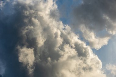 Gökyüzünde fırtına bulutu oluşumunun arkaplan bulutları