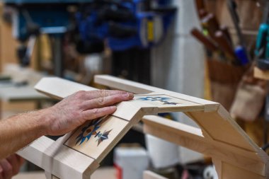 Marangoz olarak yaptığı işi bitirmiş bir adam.