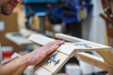 Marangoz olarak yaptığı işi bitirmiş bir adam.