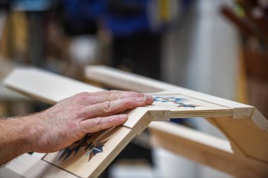 Marangoz olarak yaptığı işi bitirmiş bir adam.