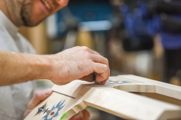 Man Schuurt Hout Met Schuurpapier Een Deel Van Het Meubelproductieproces — Stockfoto