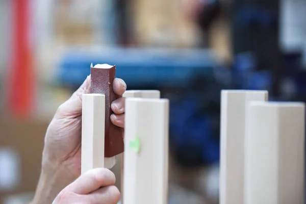 Hombre Está Lijando Madera Con Papel Lija Parte Del Proceso —  Fotos de Stock