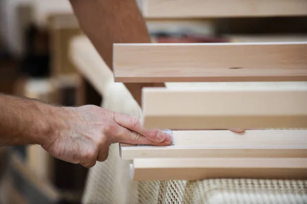 Hombre Está Lijando Madera Con Papel Lija Parte Del Proceso — Foto de Stock