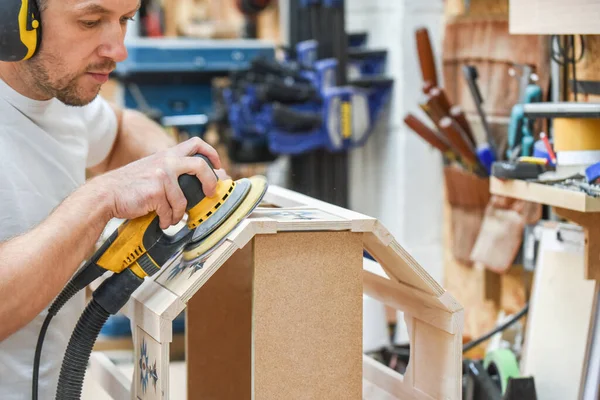 Carpintero Haciendo Muebles Taller Hombre Está Elaborando Productos Madera Mano — Foto de Stock
