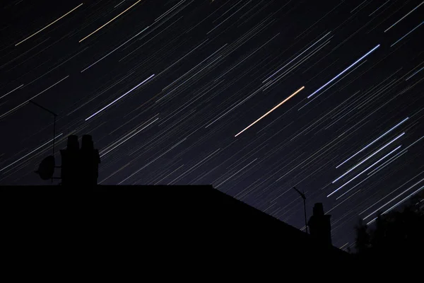 Sternenspuren Über Den Dächern Nachthimmel Einer Stadt — Stockfoto