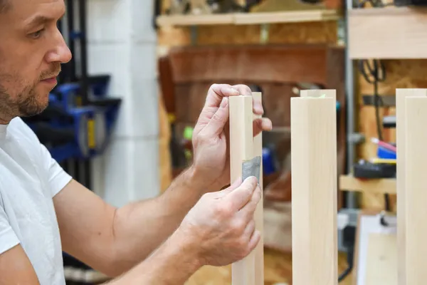 Egy Férfi Testre Szabott Bútorokat Készít Egy Fafaragó Műhelyben Bemutatva — Stock Fotó