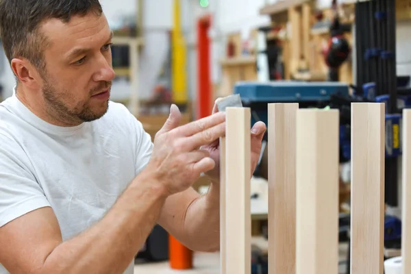 Hombre Está Haciendo Muebles Medida Taller Carpintería Que Muestra Proceso — Foto de Stock