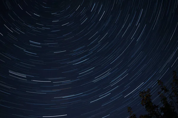 Star Trails Klar Natt Gör Ett Cirkulärt Mönster Himlen — Stockfoto