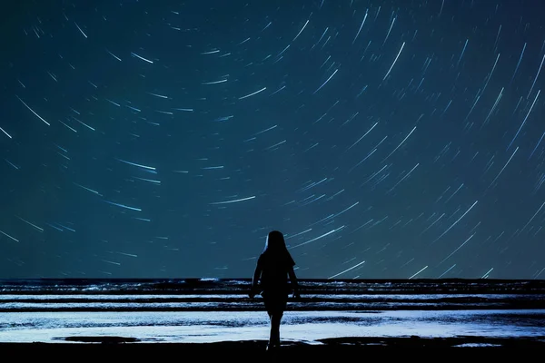 Chica Mirando Fijamente Playa Niño Está Silueta Mirando Cielo Nocturno Imágenes de stock libres de derechos