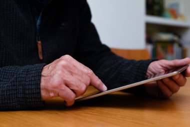 Olgun eller, evde bağlı kalmak için dokunmatik ekran tableti aygıtını tutsun