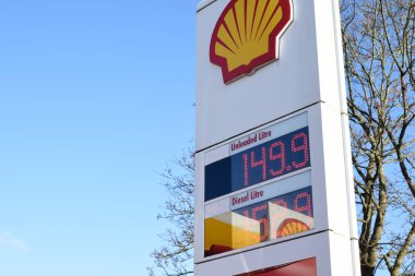 St Albans, İngiltere 25 Kasım 2021 - Benzin istasyonunun ön avlusu litre başına mevcut yakıt maliyetini gösteriyor