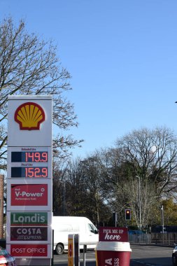 St Albans, İngiltere 25 Kasım 2021 - Benzin istasyonunun ön avlusu litre başına mevcut yakıt maliyetini gösteriyor