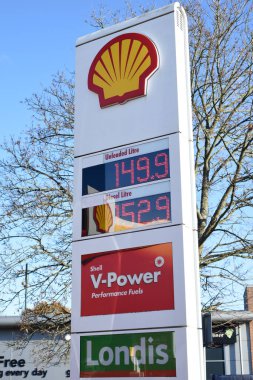 St Albans, İngiltere 25 Kasım 2021 - Benzin istasyonunun ön avlusu litre başına mevcut yakıt maliyetini gösteriyor