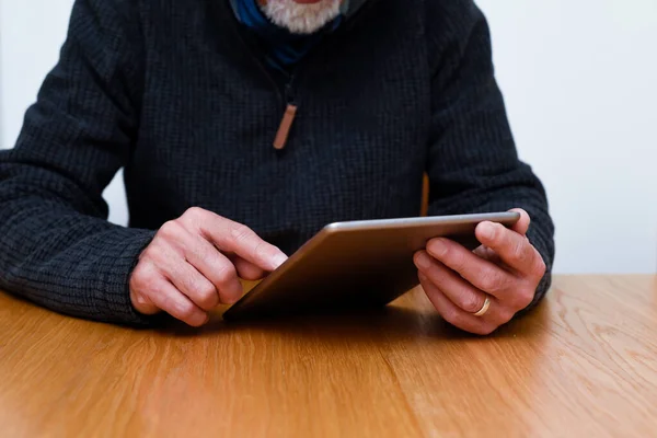 Volwassen Handen Houden Een Tablet Vast Thuis Online Verbinding Maken — Stockfoto