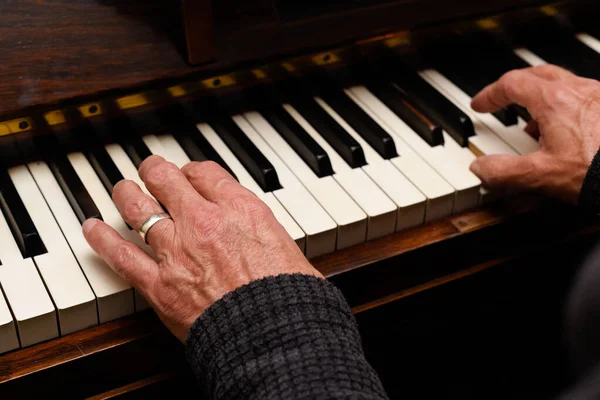 Maduras Manos Masculinas Tocando Piano Con Enfoque Las Manos Teclado — Foto de Stock