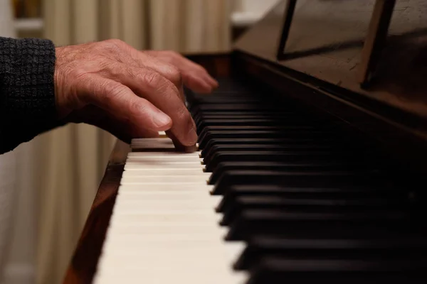 Maduras Manos Masculinas Tocando Piano Con Enfoque Las Manos Teclado — Foto de Stock