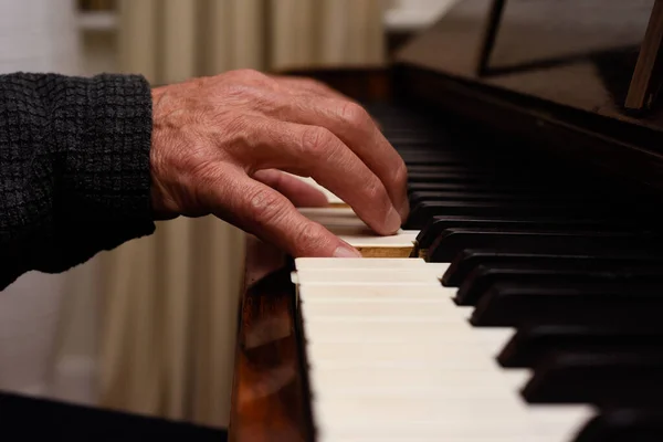 Maduras Manos Masculinas Tocando Piano Con Enfoque Las Manos Teclado — Foto de Stock