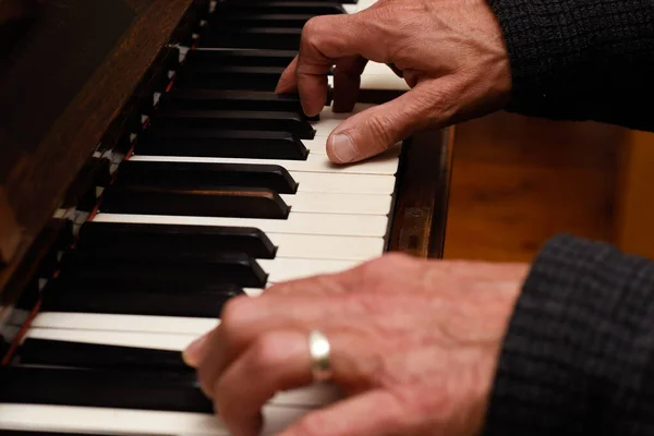 Maduras Manos Masculinas Tocando Piano Con Enfoque Las Manos Teclado — Foto de Stock