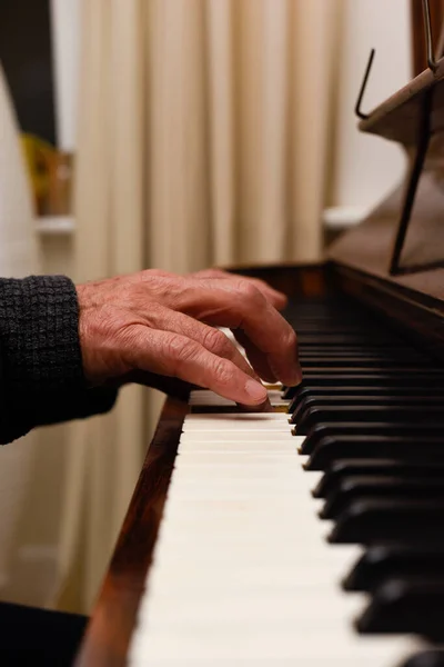 Maduras Manos Masculinas Tocando Piano Con Enfoque Las Manos Teclado — Foto de Stock