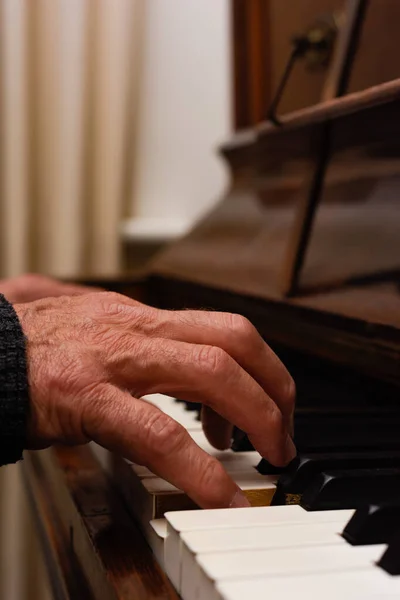 Maduras Manos Masculinas Tocando Piano Con Enfoque Las Manos Teclado — Foto de Stock