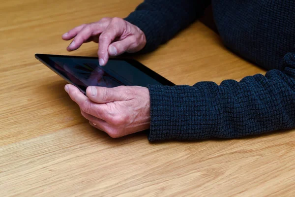 Las Manos Maduras Sostienen Dispositivo Tableta Pantalla Táctil Para Mantenerse Fotos de stock libres de derechos