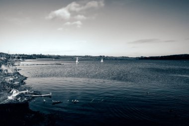 Geniş açılı su manzaralı bozulmamış göl yansımaları ve dalgalanmalarla dolu.