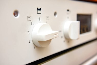 Elektrikli fırının kadranı ocağın düğmesine çok yakın.