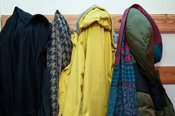 Kabátok Hideg Időjárás Ruházat Egymás Után Egy Családi Házban — Stock Fotó