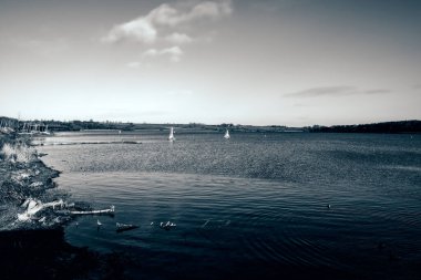 Geniş açılı su manzaralı bozulmamış göl yansımaları ve dalgalanmalarla dolu.