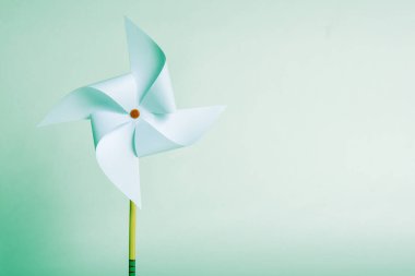 Güç üretmek için kağıt yel değirmeni veya türbin sürdürülebilir enerji üretim kavramı