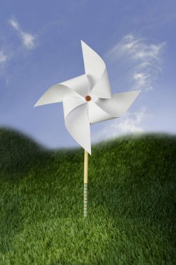 Güç üretmek için kağıt yel değirmeni veya türbin sürdürülebilir enerji üretim kavramı