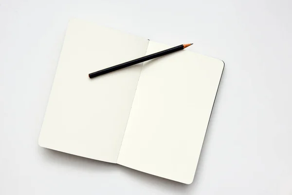 Blanko Notizbuch Mit Bleistift Auf Offener Seite — Stockfoto