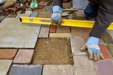 Taş beton ve el aletleri ile bir teras döşemek