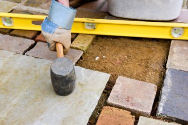 Taş beton ve el aletleri ile bir teras döşemek