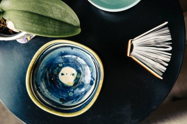 Ev içindeki bir sehpanın üzerindeki dekoratif süslemelerin yüksek açılı görüntüsü