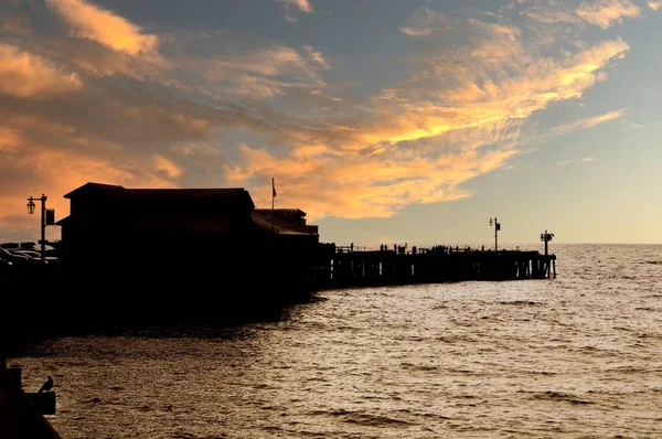 Pier Havet Vid Solnedgången Med Reflektioner Över Havets Vatten — Stockfoto