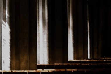 Kilise salonundaki kemerlerin içinde tarihi kilise mimarisi.